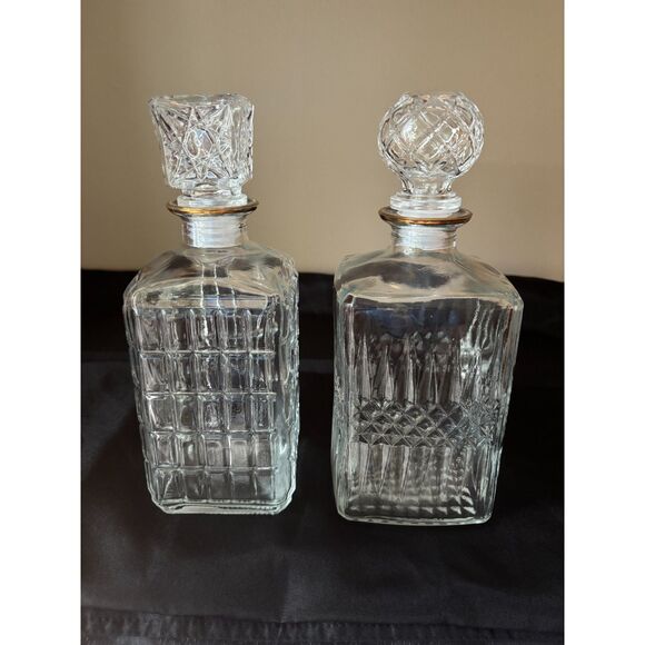2 Glass Decanters - Picture 2 of 8